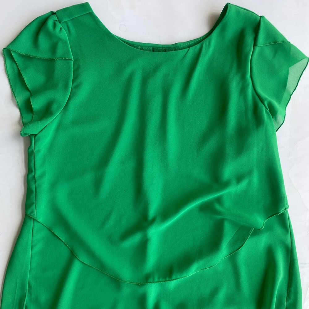 Green short sleeve blouse.